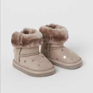NWT H&M fur-lined starry boots, size 2.5-3.5